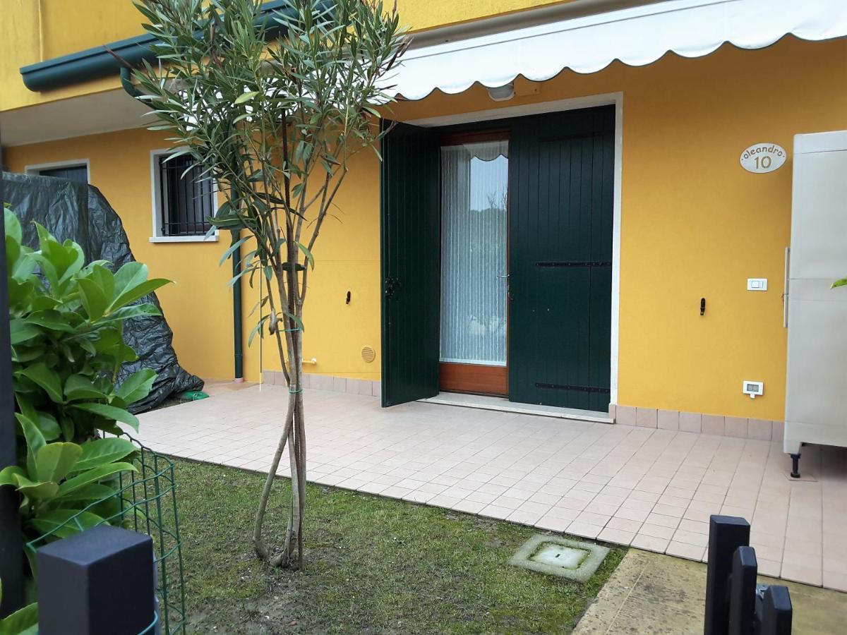 Hotel Apartments Villaggio Dei Fiori 4 Stars Luxury - Great Family Resort - Pet Friendly - With Hypermarket - Delivery Restaurant-Pizzeria - Room Breakfast With Supplement - Ultra Fast Wi-Fi - Play Area For Children - Olympic Swimming Pool - Parking Каорле Экстерьер фото