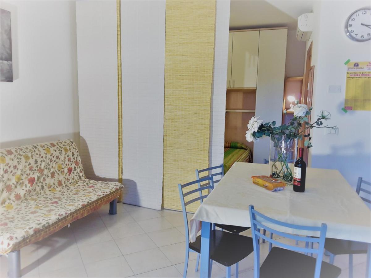 Hotel Apartments Villaggio Dei Fiori 4 Stars Luxury - Great Family Resort - Pet Friendly - With Hypermarket - Delivery Restaurant-Pizzeria - Room Breakfast With Supplement - Ultra Fast Wi-Fi - Play Area For Children - Olympic Swimming Pool - Parking Каорле Экстерьер фото