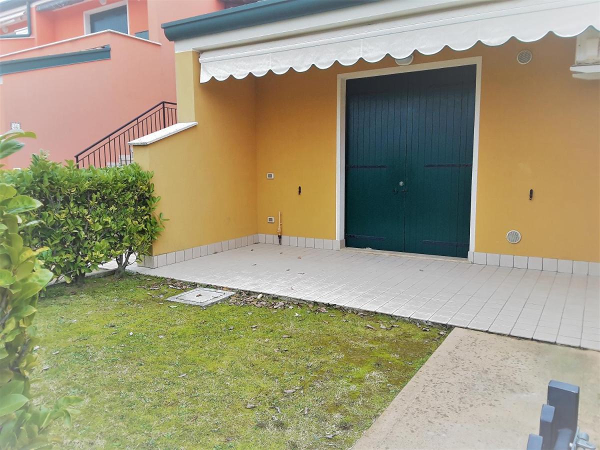 Hotel Apartments Villaggio Dei Fiori 4 Stars Luxury - Great Family Resort - Pet Friendly - With Hypermarket - Delivery Restaurant-Pizzeria - Room Breakfast With Supplement - Ultra Fast Wi-Fi - Play Area For Children - Olympic Swimming Pool - Parking Каорле Экстерьер фото