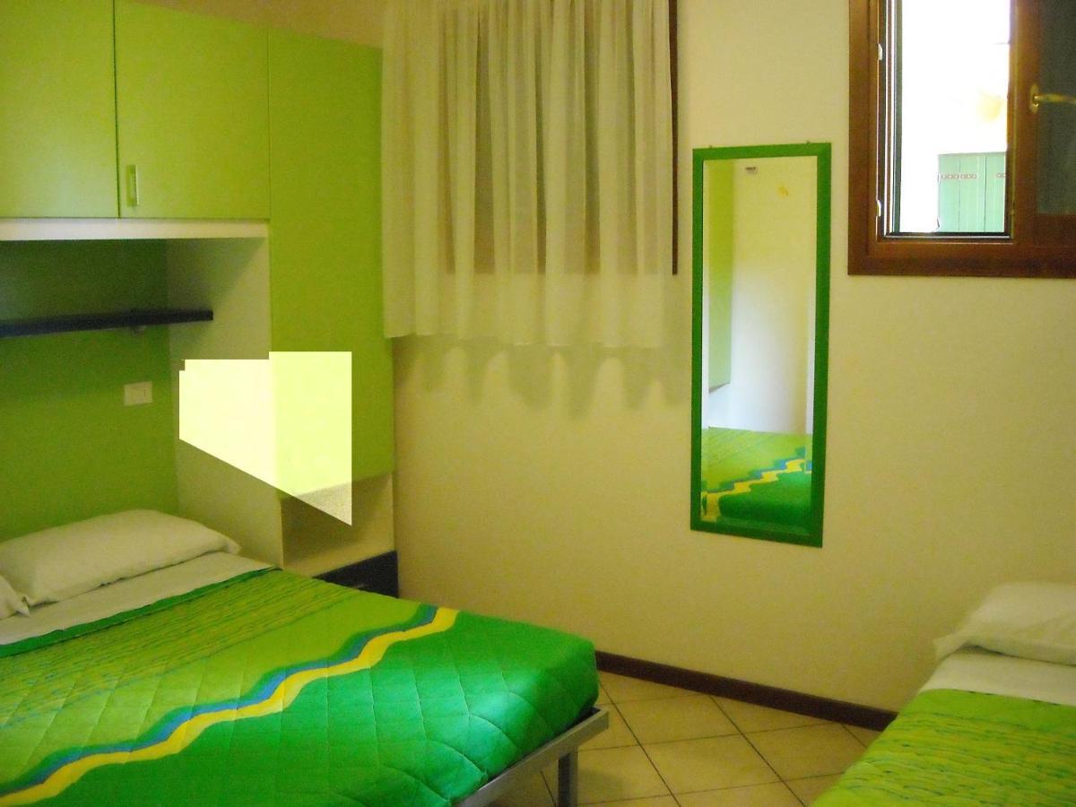 Hotel Apartments Villaggio Dei Fiori 4 Stars Luxury - Great Family Resort - Pet Friendly - With Hypermarket - Delivery Restaurant-Pizzeria - Room Breakfast With Supplement - Ultra Fast Wi-Fi - Play Area For Children - Olympic Swimming Pool - Parking Каорле Экстерьер фото
