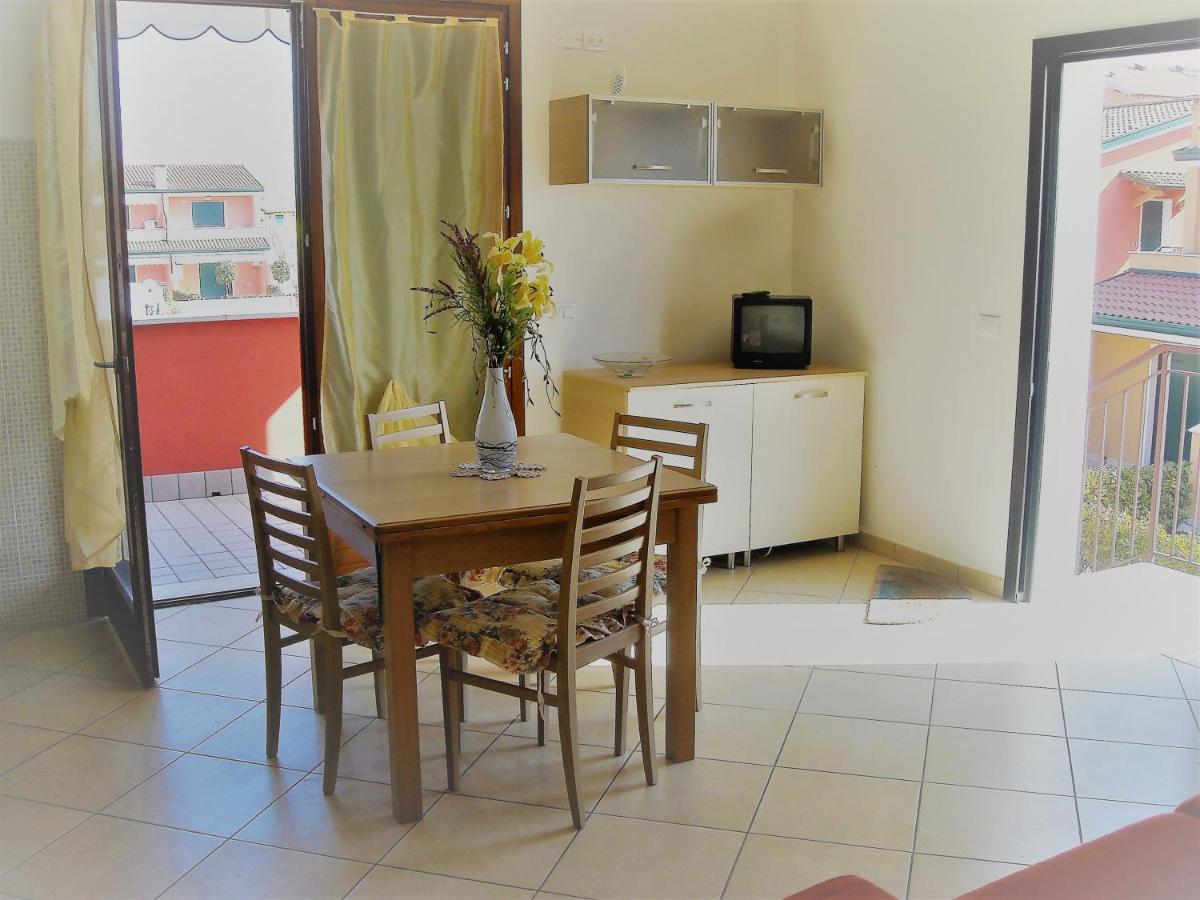 Hotel Apartments Villaggio Dei Fiori 4 Stars Luxury - Great Family Resort - Pet Friendly - With Hypermarket - Delivery Restaurant-Pizzeria - Room Breakfast With Supplement - Ultra Fast Wi-Fi - Play Area For Children - Olympic Swimming Pool - Parking Каорле Экстерьер фото