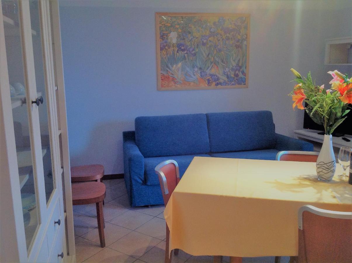 Hotel Apartments Villaggio Dei Fiori 4 Stars Luxury - Great Family Resort - Pet Friendly - With Hypermarket - Delivery Restaurant-Pizzeria - Room Breakfast With Supplement - Ultra Fast Wi-Fi - Play Area For Children - Olympic Swimming Pool - Parking Каорле Экстерьер фото