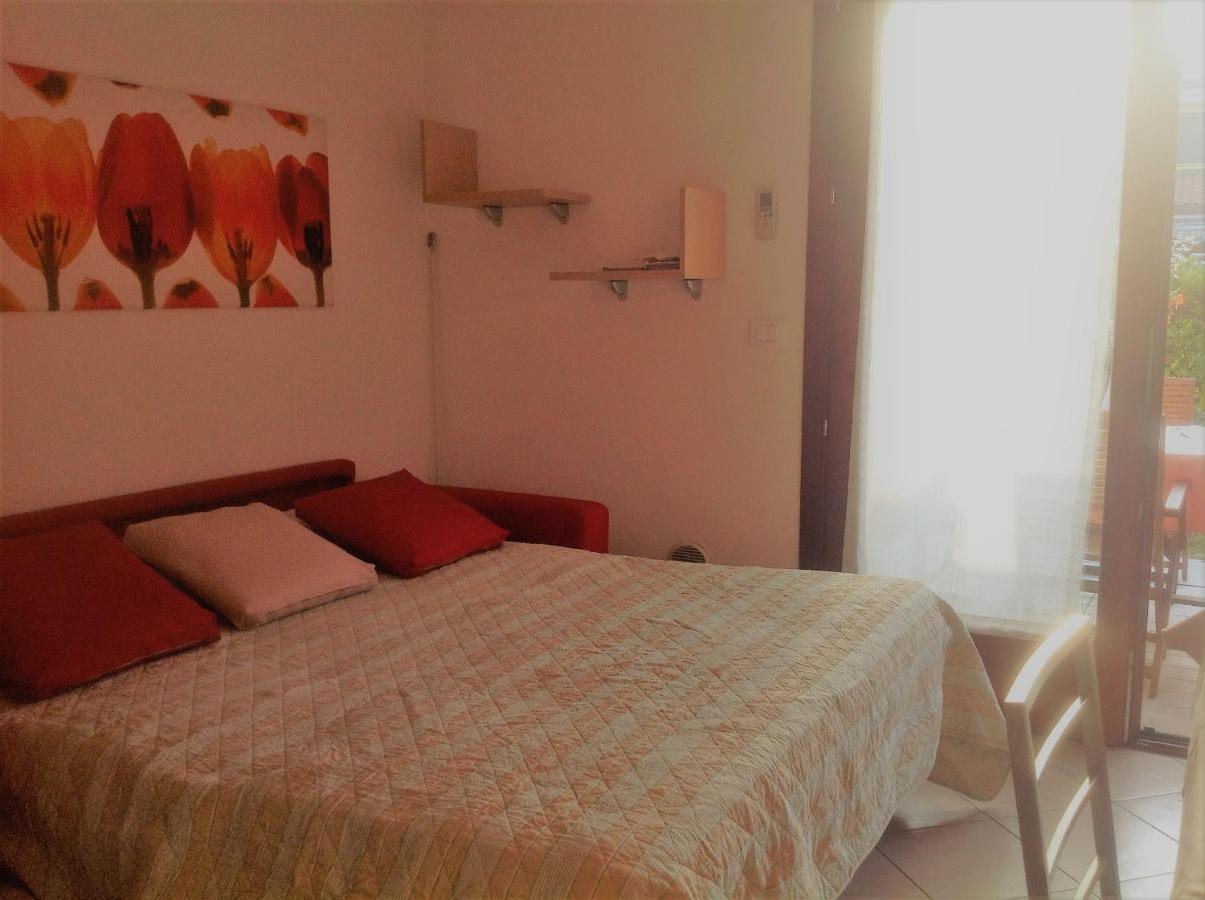 Hotel Apartments Villaggio Dei Fiori 4 Stars Luxury - Great Family Resort - Pet Friendly - With Hypermarket - Delivery Restaurant-Pizzeria - Room Breakfast With Supplement - Ultra Fast Wi-Fi - Play Area For Children - Olympic Swimming Pool - Parking Каорле Экстерьер фото