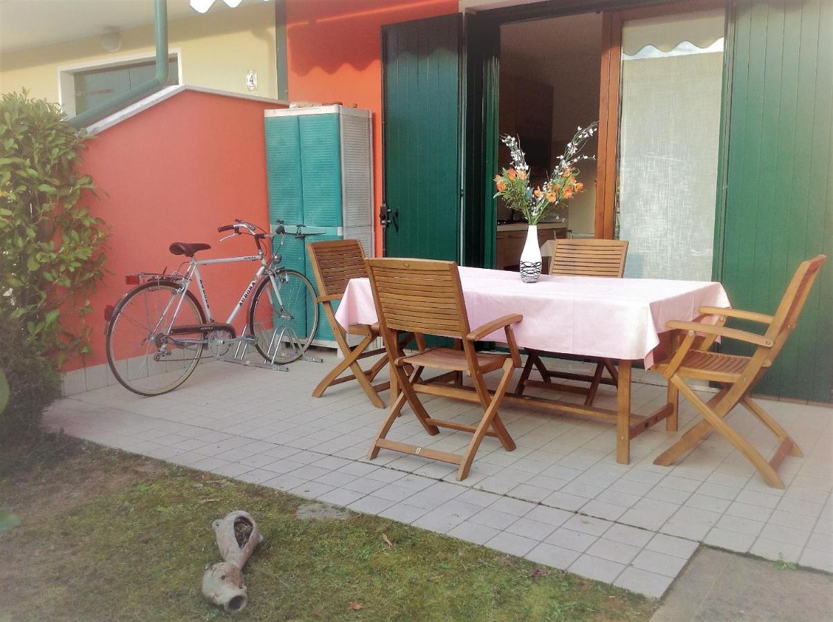 Hotel Apartments Villaggio Dei Fiori 4 Stars Luxury - Great Family Resort - Pet Friendly - With Hypermarket - Delivery Restaurant-Pizzeria - Room Breakfast With Supplement - Ultra Fast Wi-Fi - Play Area For Children - Olympic Swimming Pool - Parking Каорле Экстерьер фото