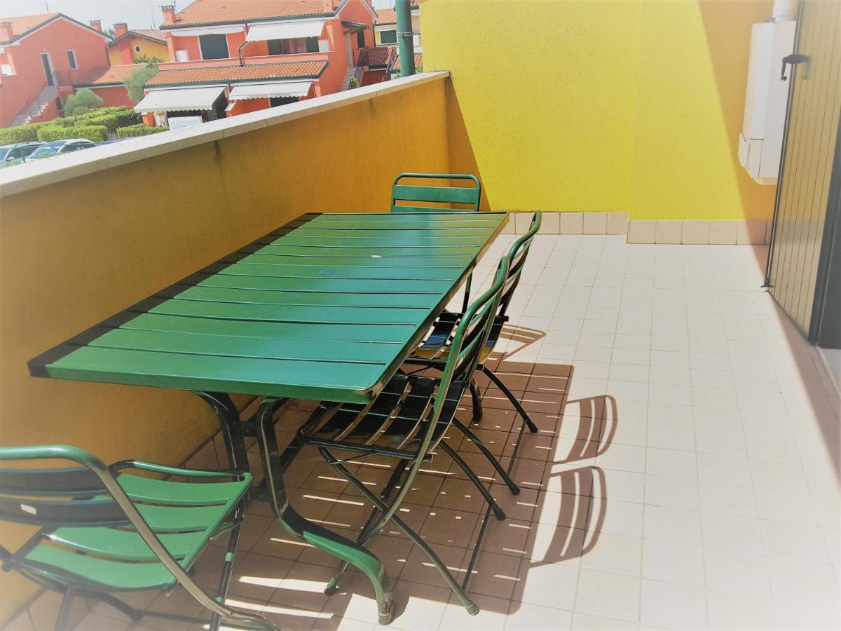 Hotel Apartments Villaggio Dei Fiori 4 Stars Luxury - Great Family Resort - Pet Friendly - With Hypermarket - Delivery Restaurant-Pizzeria - Room Breakfast With Supplement - Ultra Fast Wi-Fi - Play Area For Children - Olympic Swimming Pool - Parking Каорле Экстерьер фото