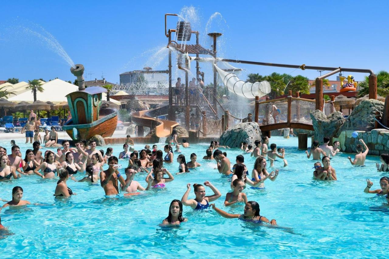 Hotel Apartments Villaggio Dei Fiori 4 Stars Luxury - Great Family Resort - Pet Friendly - With Hypermarket - Delivery Restaurant-Pizzeria - Room Breakfast With Supplement - Ultra Fast Wi-Fi - Play Area For Children - Olympic Swimming Pool - Parking Каорле Экстерьер фото