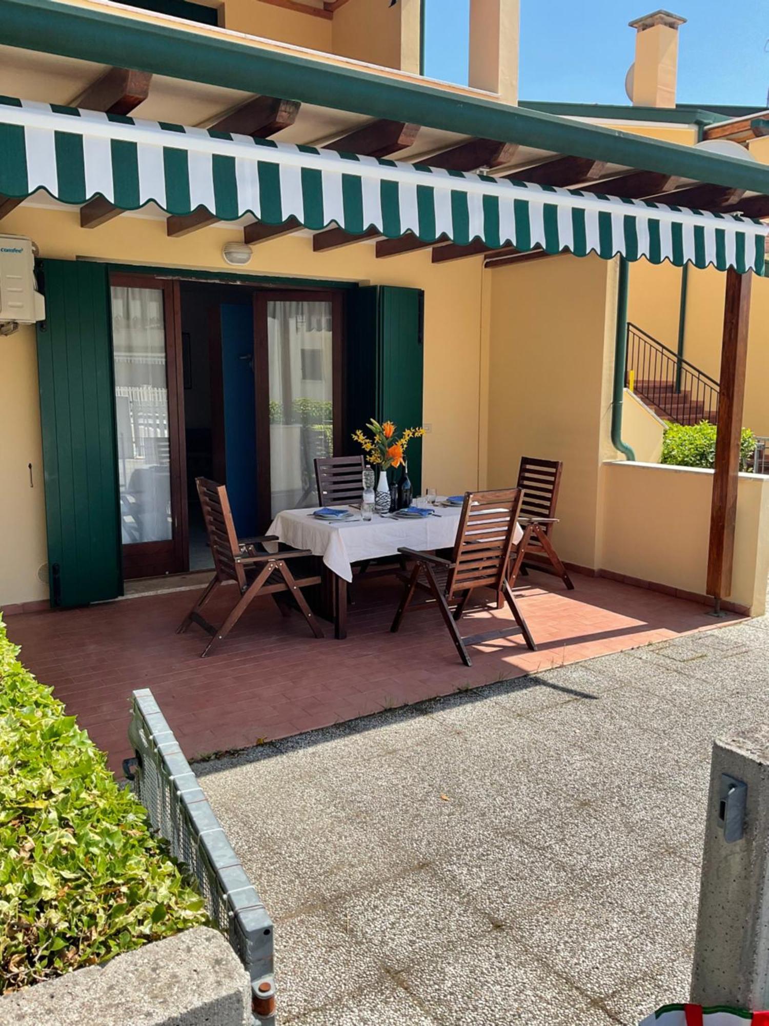 Hotel Apartments Villaggio Dei Fiori 4 Stars Luxury - Great Family Resort - Pet Friendly - With Hypermarket - Delivery Restaurant-Pizzeria - Room Breakfast With Supplement - Ultra Fast Wi-Fi - Play Area For Children - Olympic Swimming Pool - Parking Каорле Экстерьер фото