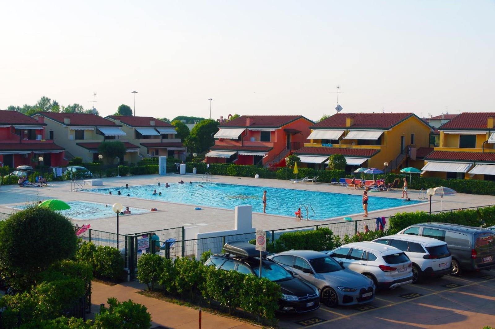 Hotel Apartments Villaggio Dei Fiori 4 Stars Luxury - Great Family Resort - Pet Friendly - With Hypermarket - Delivery Restaurant-Pizzeria - Room Breakfast With Supplement - Ultra Fast Wi-Fi - Play Area For Children - Olympic Swimming Pool - Parking Каорле Экстерьер фото