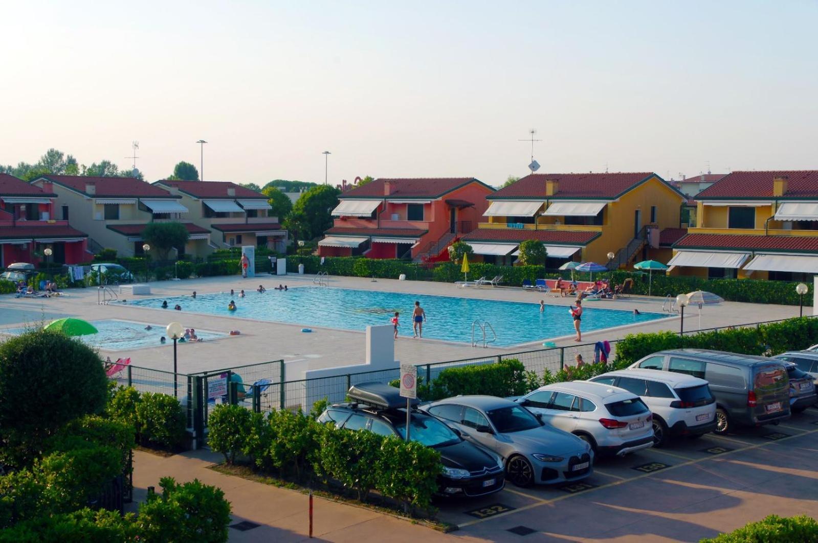 Hotel Apartments Villaggio Dei Fiori 4 Stars Luxury - Great Family Resort - Pet Friendly - With Hypermarket - Delivery Restaurant-Pizzeria - Room Breakfast With Supplement - Ultra Fast Wi-Fi - Play Area For Children - Olympic Swimming Pool - Parking Каорле Экстерьер фото