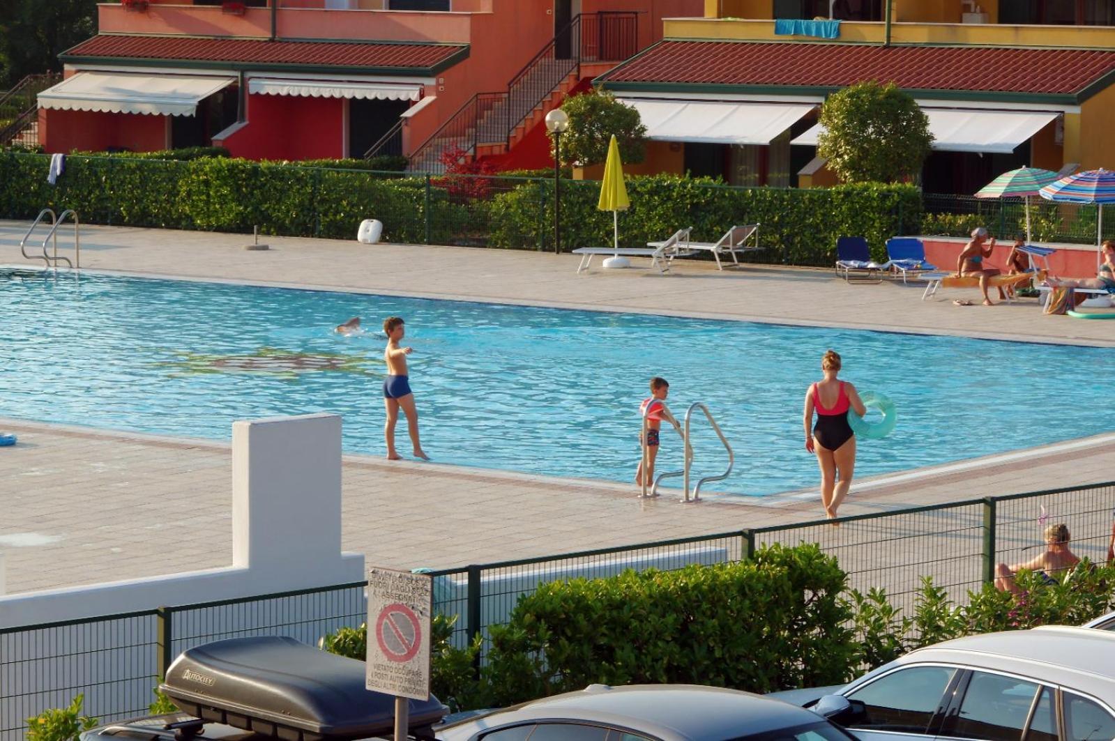 Hotel Apartments Villaggio Dei Fiori 4 Stars Luxury - Great Family Resort - Pet Friendly - With Hypermarket - Delivery Restaurant-Pizzeria - Room Breakfast With Supplement - Ultra Fast Wi-Fi - Play Area For Children - Olympic Swimming Pool - Parking Каорле Экстерьер фото