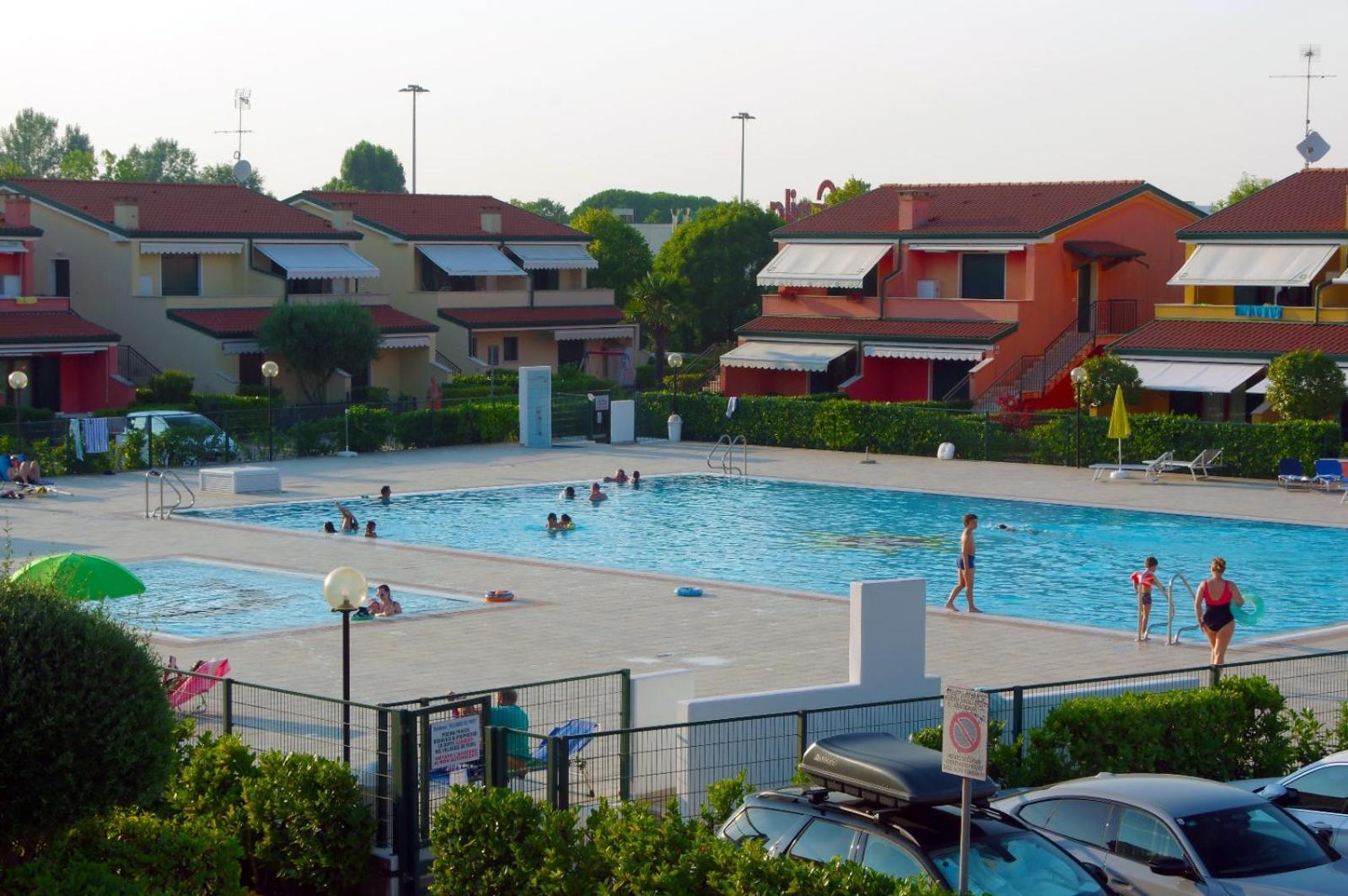 Hotel Apartments Villaggio Dei Fiori 4 Stars Luxury - Great Family Resort - Pet Friendly - With Hypermarket - Delivery Restaurant-Pizzeria - Room Breakfast With Supplement - Ultra Fast Wi-Fi - Play Area For Children - Olympic Swimming Pool - Parking Каорле Экстерьер фото