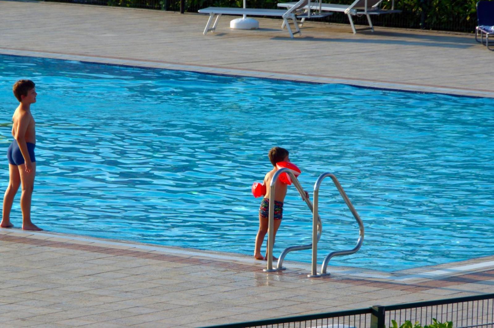 Hotel Apartments Villaggio Dei Fiori 4 Stars Luxury - Great Family Resort - Pet Friendly - With Hypermarket - Delivery Restaurant-Pizzeria - Room Breakfast With Supplement - Ultra Fast Wi-Fi - Play Area For Children - Olympic Swimming Pool - Parking Каорле Экстерьер фото