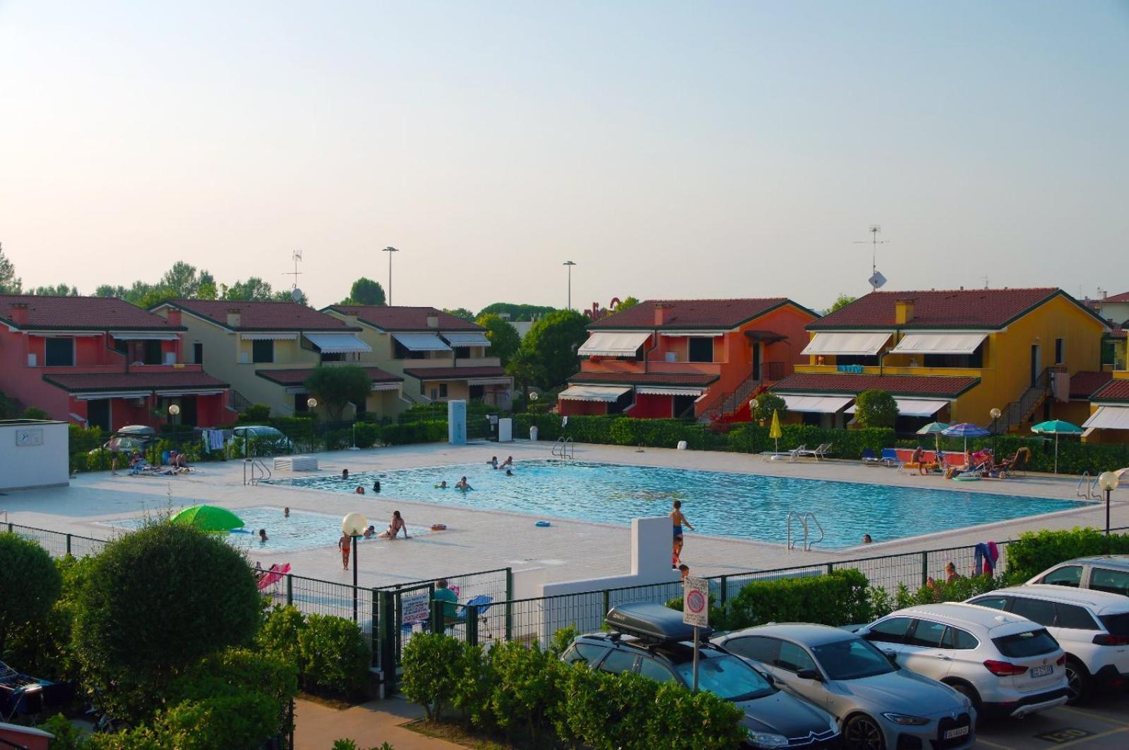 Hotel Apartments Villaggio Dei Fiori 4 Stars Luxury - Great Family Resort - Pet Friendly - With Hypermarket - Delivery Restaurant-Pizzeria - Room Breakfast With Supplement - Ultra Fast Wi-Fi - Play Area For Children - Olympic Swimming Pool - Parking Каорле Экстерьер фото