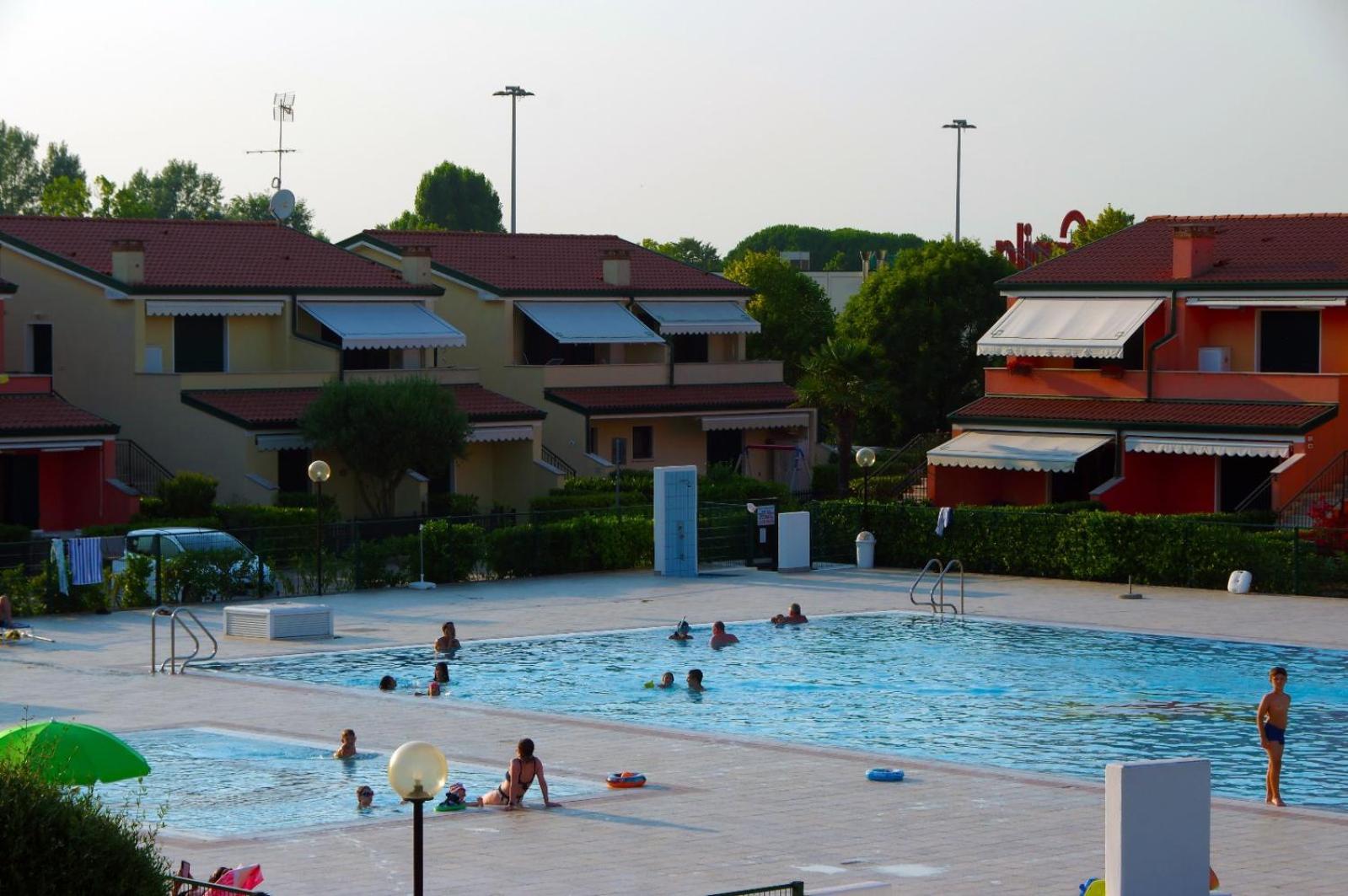 Hotel Apartments Villaggio Dei Fiori 4 Stars Luxury - Great Family Resort - Pet Friendly - With Hypermarket - Delivery Restaurant-Pizzeria - Room Breakfast With Supplement - Ultra Fast Wi-Fi - Play Area For Children - Olympic Swimming Pool - Parking Каорле Экстерьер фото