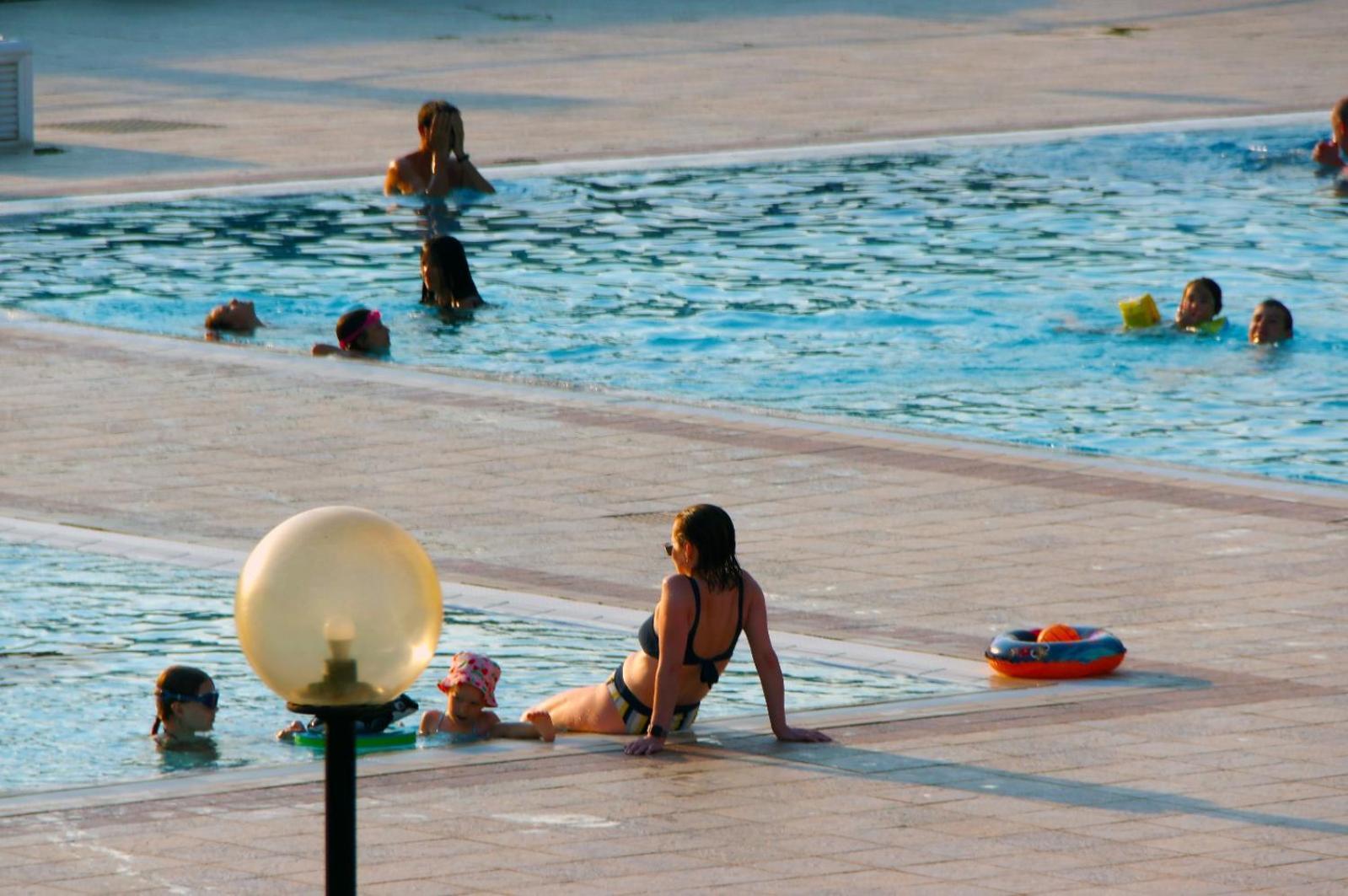 Hotel Apartments Villaggio Dei Fiori 4 Stars Luxury - Great Family Resort - Pet Friendly - With Hypermarket - Delivery Restaurant-Pizzeria - Room Breakfast With Supplement - Ultra Fast Wi-Fi - Play Area For Children - Olympic Swimming Pool - Parking Каорле Экстерьер фото