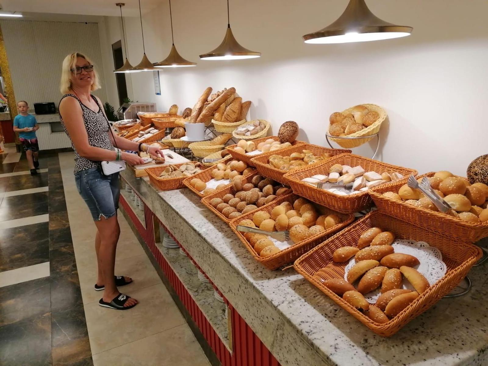 Hotel Apartments Villaggio Dei Fiori 4 Stars Luxury - Great Family Resort - Pet Friendly - With Hypermarket - Delivery Restaurant-Pizzeria - Room Breakfast With Supplement - Ultra Fast Wi-Fi - Play Area For Children - Olympic Swimming Pool - Parking Каорле Экстерьер фото