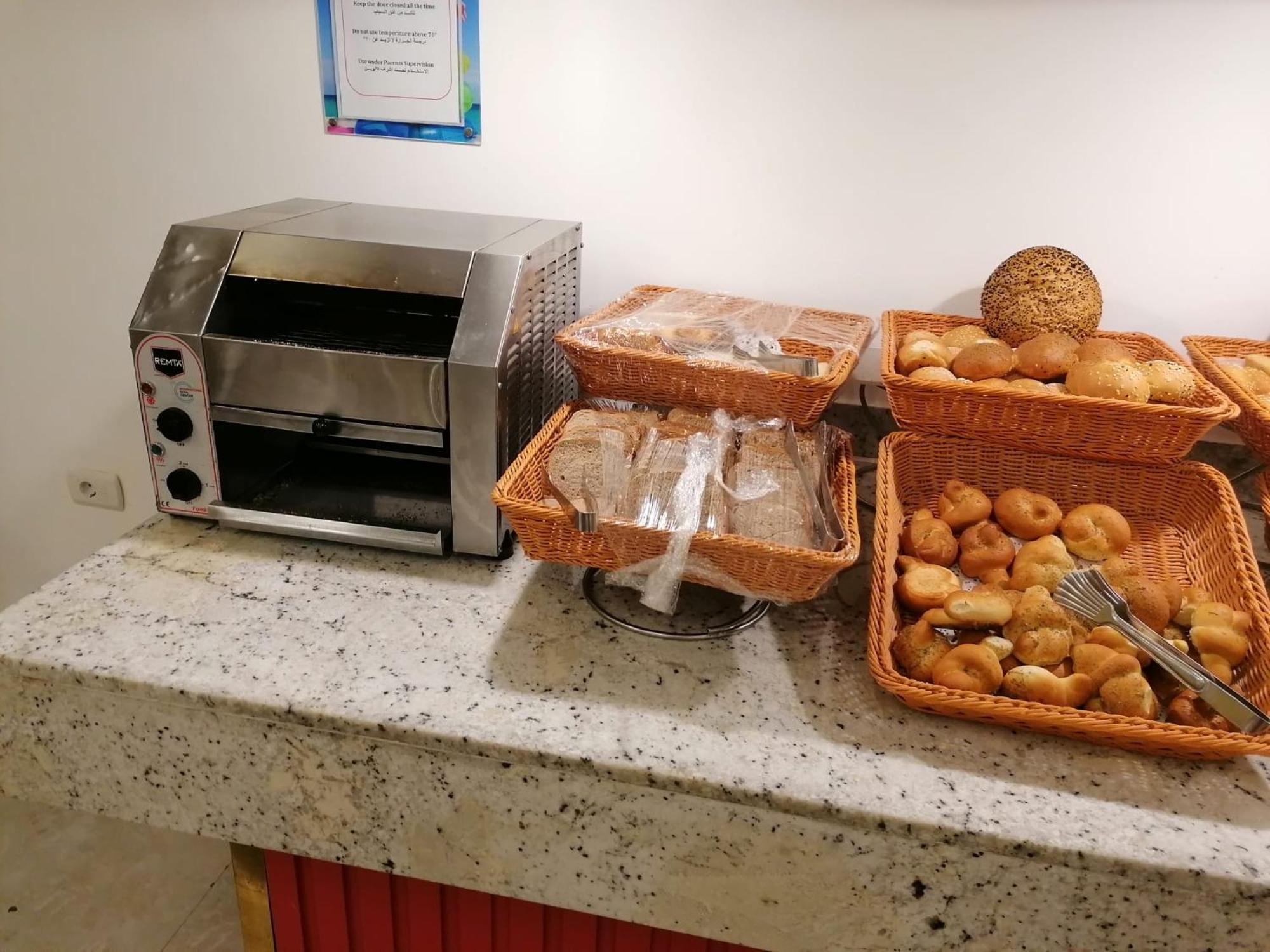 Hotel Apartments Villaggio Dei Fiori 4 Stars Luxury - Great Family Resort - Pet Friendly - With Hypermarket - Delivery Restaurant-Pizzeria - Room Breakfast With Supplement - Ultra Fast Wi-Fi - Play Area For Children - Olympic Swimming Pool - Parking Каорле Экстерьер фото