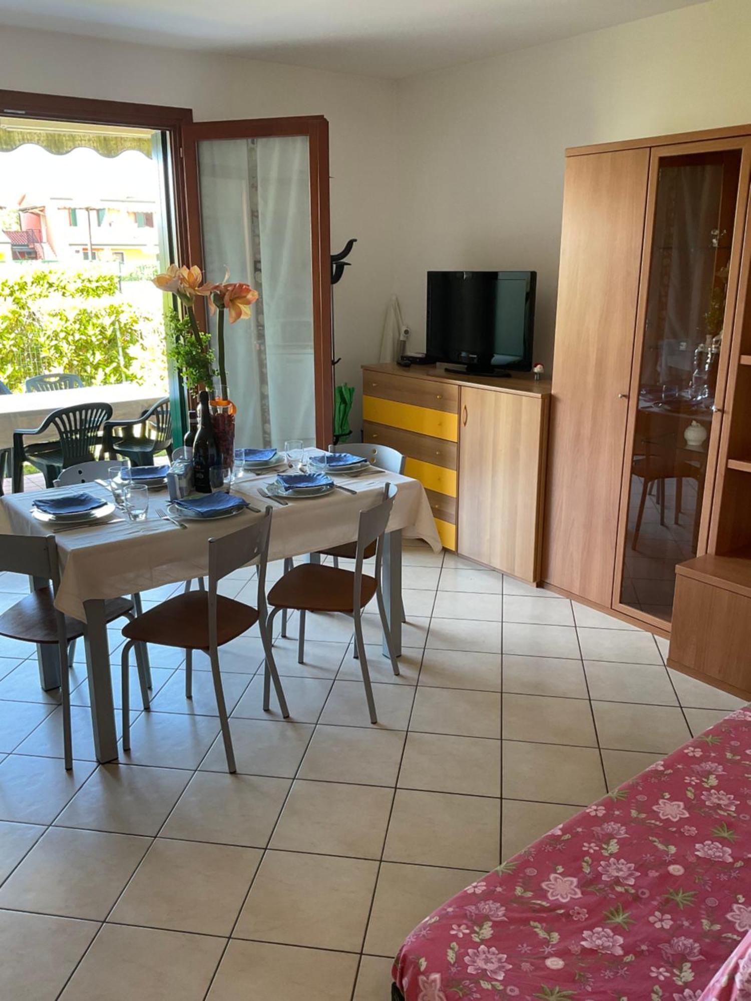 Hotel Apartments Villaggio Dei Fiori 4 Stars Luxury - Great Family Resort - Pet Friendly - With Hypermarket - Delivery Restaurant-Pizzeria - Room Breakfast With Supplement - Ultra Fast Wi-Fi - Play Area For Children - Olympic Swimming Pool - Parking Каорле Экстерьер фото