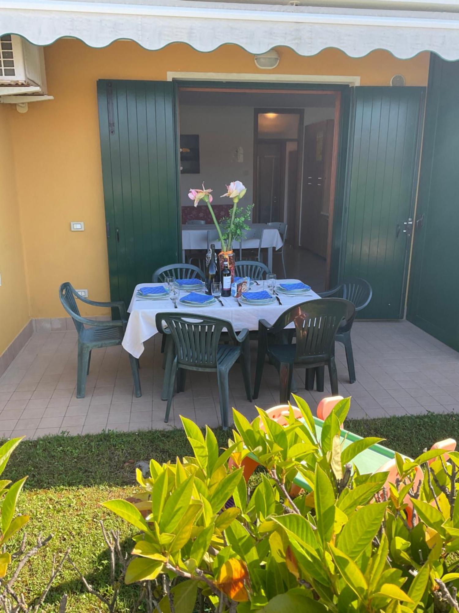 Hotel Apartments Villaggio Dei Fiori 4 Stars Luxury - Great Family Resort - Pet Friendly - With Hypermarket - Delivery Restaurant-Pizzeria - Room Breakfast With Supplement - Ultra Fast Wi-Fi - Play Area For Children - Olympic Swimming Pool - Parking Каорле Экстерьер фото