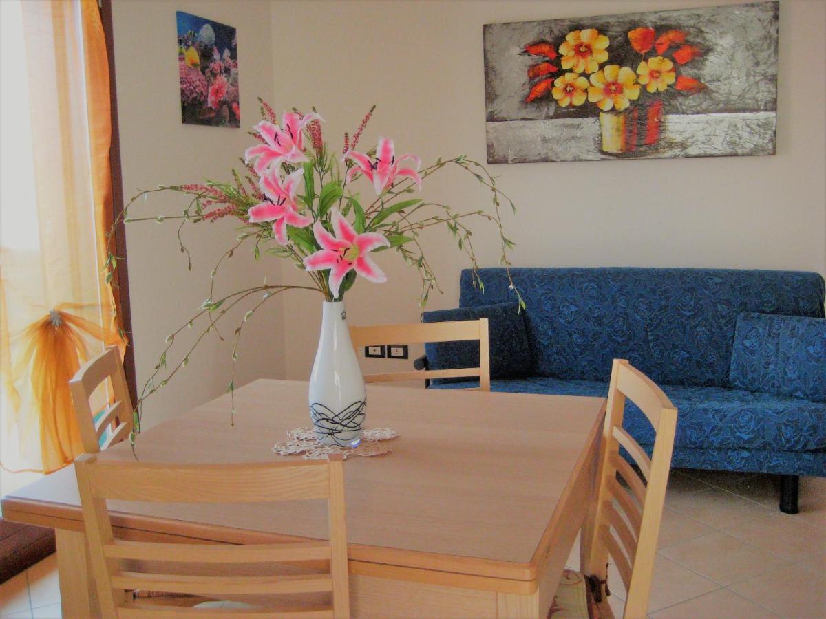 Hotel Apartments Villaggio Dei Fiori 4 Stars Luxury - Great Family Resort - Pet Friendly - With Hypermarket - Delivery Restaurant-Pizzeria - Room Breakfast With Supplement - Ultra Fast Wi-Fi - Play Area For Children - Olympic Swimming Pool - Parking Каорле Экстерьер фото